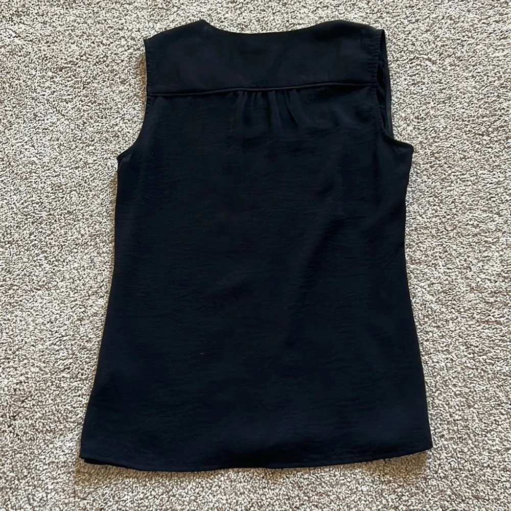 Women’s Banana Republic Black Sleeveless V-neck Blouse - Picture 4 of 7